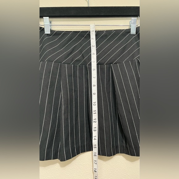 H & M Divided Blackwhite Striped Mini Skirt, Size 10 - Picture 5 of 7